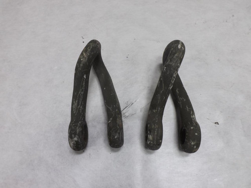 LOT OF 2 TWISTED SHACKLE W/O PIN T50421