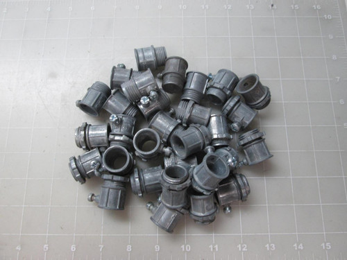 LOT OF 34 1/2'' CONDUIT CONNECTORS T52332