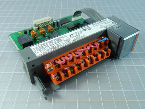 Allen Bradley SLC500, 1746-OX8 Output Module Ser A T105365 For Sale