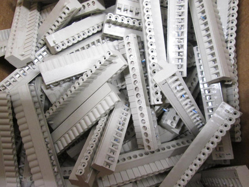 LOT OF 86 WB23 CONNECTOR SOCKETS T61923