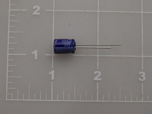 LOT OF 599 PANASONIC ECA1VM221 ALUMINUM ELECTROLYTIC CAPACITORS - LEADED 220 UF 35 V T88503