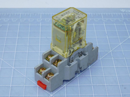 Lot of 7 Idec RH2B-UL Relays 24 VDC w/ Base T121044 For Sale