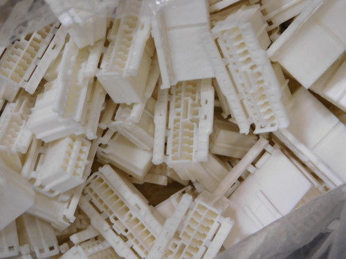 Lot of 530 Yazaki 7123-8325    22 Pos Female Connectors For Sale