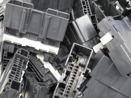 Lot of 600  60987966 CHHYBA19MA-B Connectors For Sale