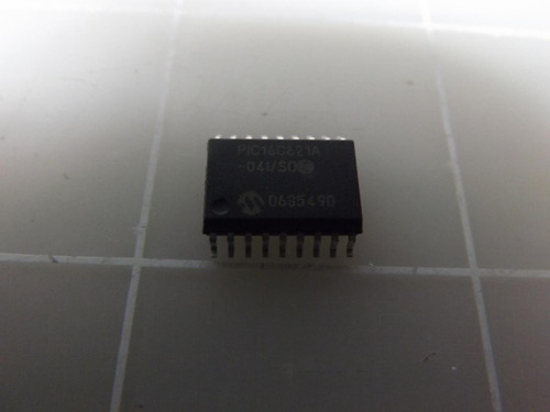 LOT OF 600 108049 TIS TLC555CD SEMICONDUCTORS T48682