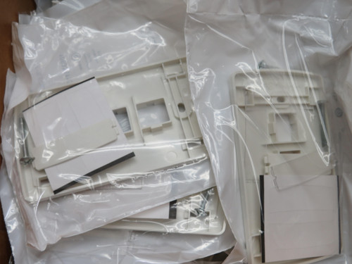 LOT OF 25 COMMSCOPE 108333113 M13LE-262 LE TYPE FLUSH MOUNTED FACEPLATE THREE PORT WHITE T166110