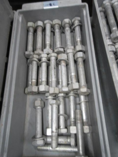 LOT OF 33 A325 6'' X 1'' -8 SCREWS T54997