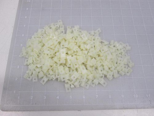 LOT OF 385 8826400 PLASTIC CLIPS T62303