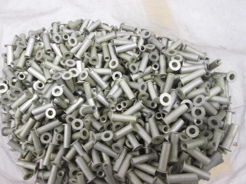LOT OF 9503 RIVETS T67016