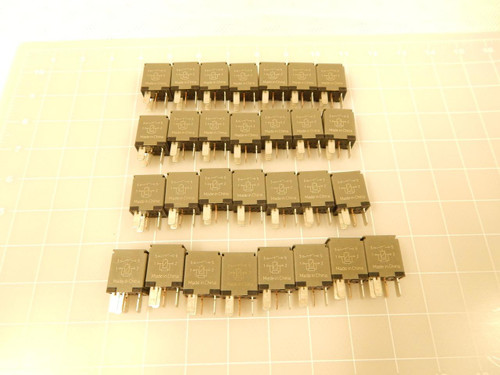 LOT OF 30 GM GENERAL MOTORS 13422668 RELAYS T83708