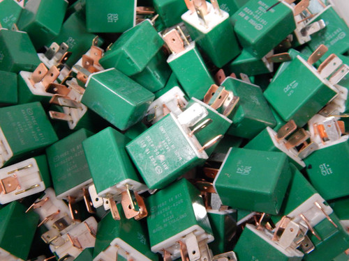 LOT OF 25 MAZDA 156700-4200 PE02 18 811 RELAYS 12 V T83715