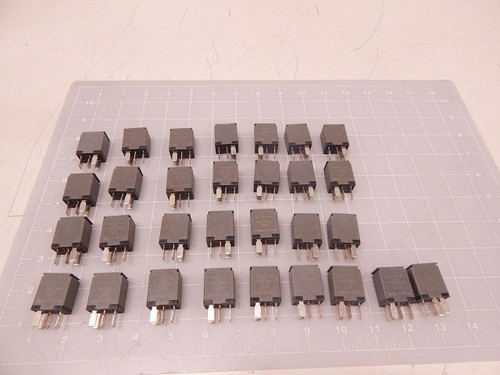 LOT OF 30 GM GENERAL MOTORS 13500587 RELAYS T83686