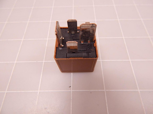 LOT OF 25 FOMOCO V23136-J4-X61 6S6T 12A343 AA V23136-J4-X61 RELAYS 12 V 70 A T83700