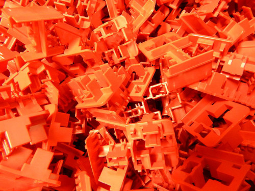 LOT OF 750 ENGINEERED PLASTIC COMPONENTS F57B14A468PA 10864677 ISO/HALF ISO SPACER T84168