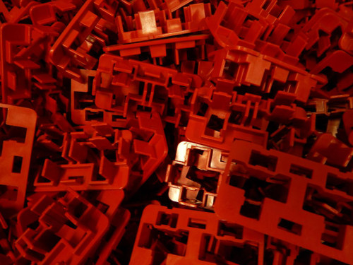 LOT OF 136 ENGINEERED PLASTIC COMPONENTS 15398785 ISO MODULE SPACER T84173