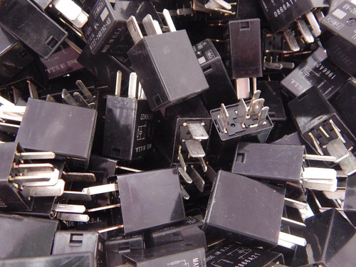 LOT OF 25 FOMOCO 8T2T-14B192-AB RELAYS T90062