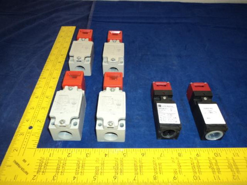 LOT OF 6 OMRON D4BS-3AFS INTERLOCK SWITCH T9930 LOT OF 6 OMRON D4BS-3AFS INTERLOCK SWITCH T9930