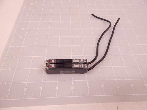 LOT OF 2 KEYENCE FS-V21R PHOTOELECTRIC SENSOR T72833