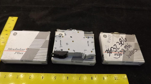LOT OF 3 PCS OF GENERAL ELECTRIC GE EP101UL D3 CIRCUIT BREAKERS 3A 277V T21842 LOT OF 3 PCS OF GENERAL ELECTRIC GE EP101UL D3 CIRCUIT BREAKERS 3A 277V T21842