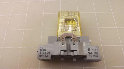 IDEC SY2S-05 99Z14 RY2S-U RELAY SOCKET W/ RELAY T27083