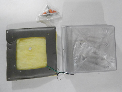 CLEARANCE DAY BRITE VSS226CCMT SURFACE MOUNT LUMINAIRE 8" X 8" SQUARE HOUSING T74642