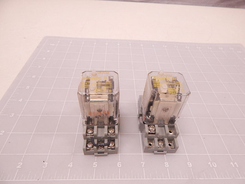 LOT OF 2 SQUARE D KUD13M1P14V53 RELAYS W/ BASE SOCKET T78503