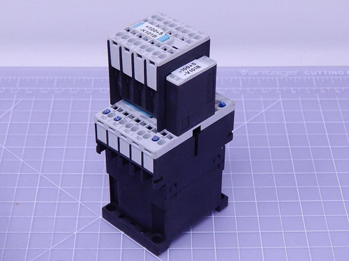 Lot of 6 Siemens 3RH1131-2BB40 4-Pole Circuit Breaker wi/ 3RT1916-1EH00 Surge Arrester T114399 For Sale