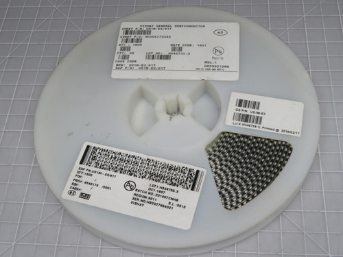 Lot of 1600 Vishay US1M-E3/61T Rectifying Diode SMD 1kV 1A 75ns SMA Ufmax: 1.7V Ifsm: 30A For Sale