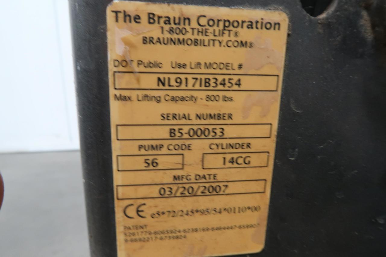 Braun Vista Series Wheel Chair Lift 800lbs Capacity