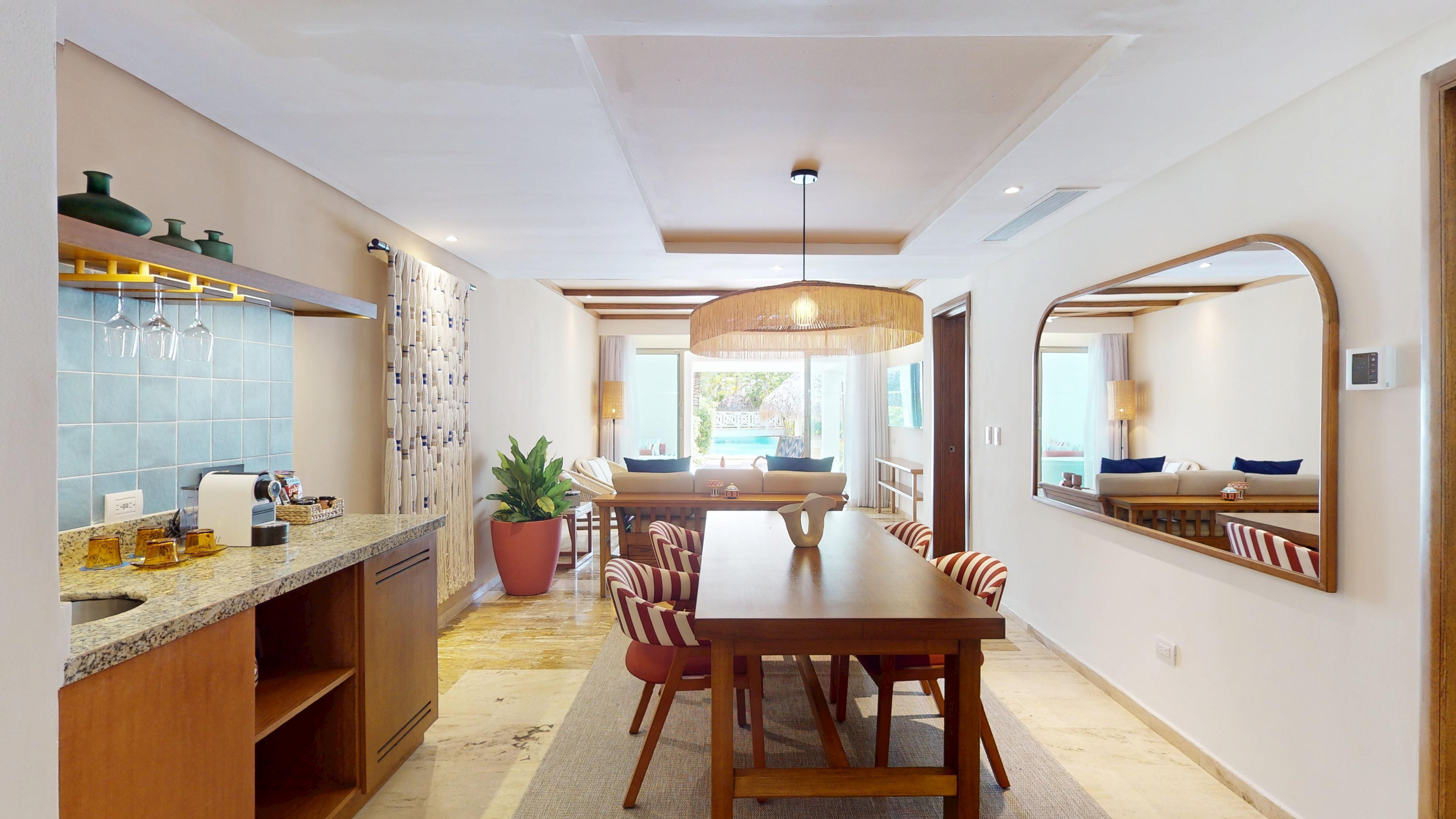 Zel Master Swim-Up Suite