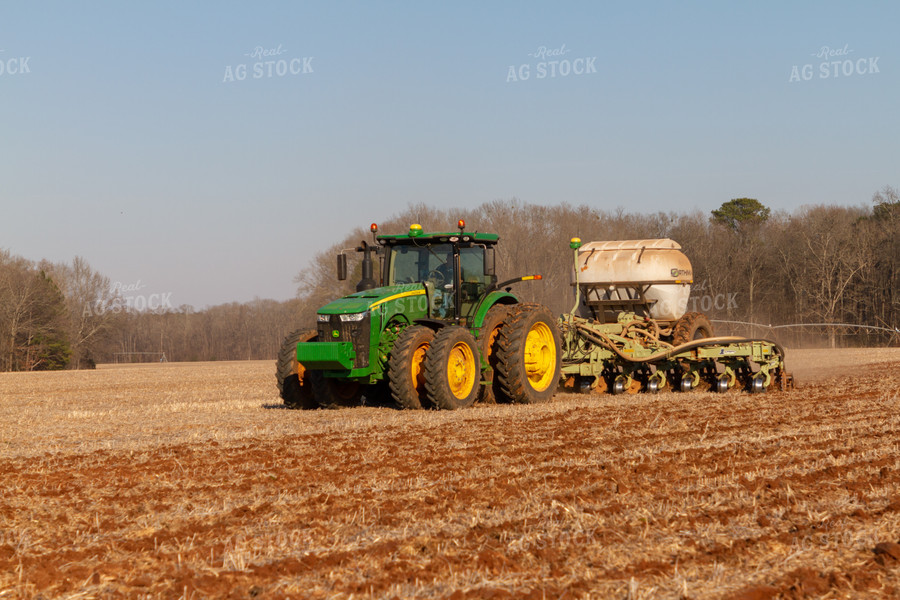 Tractor Strip-Tilling 79082