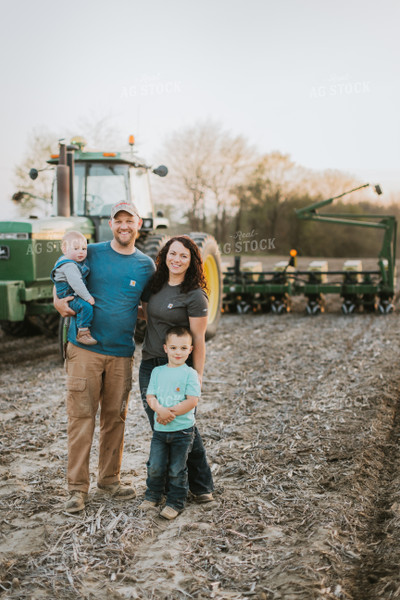 Posed Family Photo in Field 7469