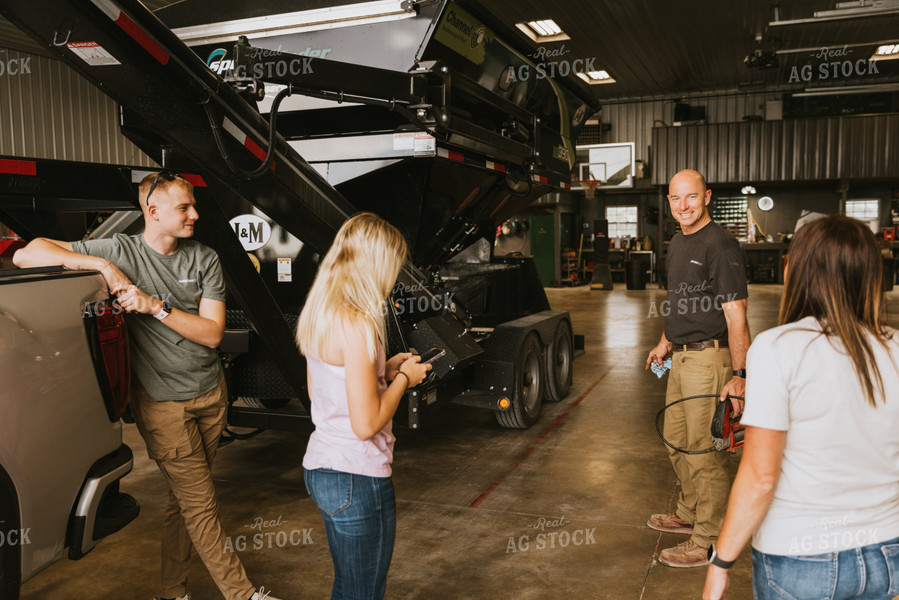 Farmers Talk in Shed 7593