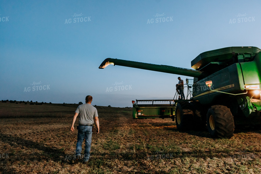 Farmers with Combine 77298