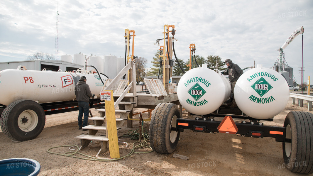 Input Supplier Loads Anhydrous Tanks 26237