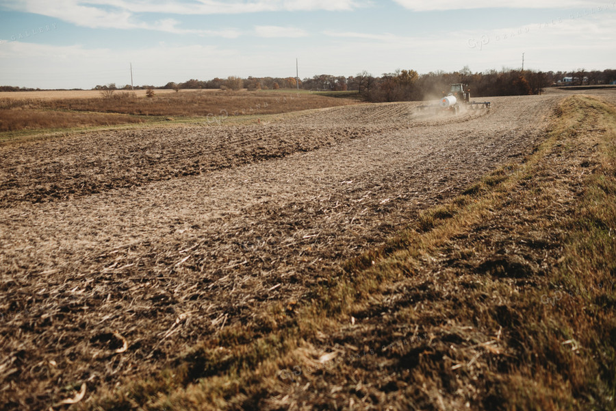 Applying Anhydrous Ammonia in Field 3589