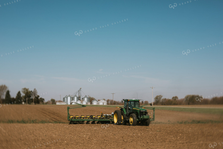 Planter with Farmstead and Grain Bins in Background 4003