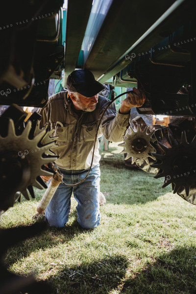 Farmer Greasing Planter 4087