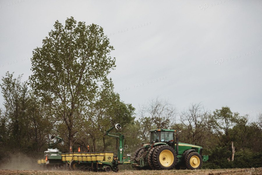 Planting Corn on No-Till Ground 4008