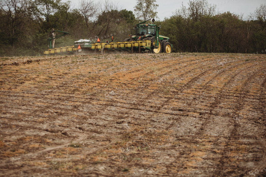 Planting Corn on No-Till Ground 4009