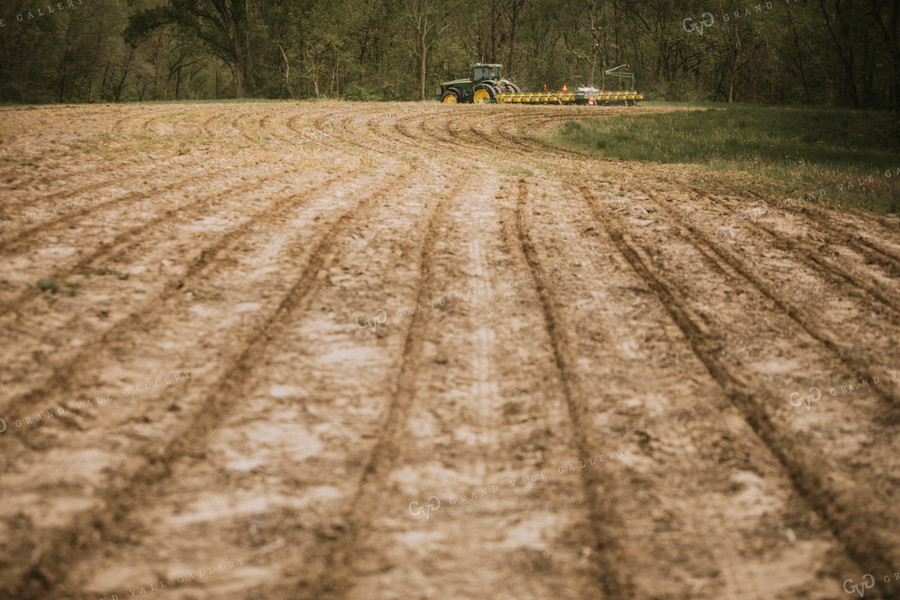 Planting Corn on No-Till Ground 4024