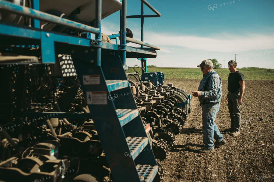 Farmers Adjusting Planter 4270