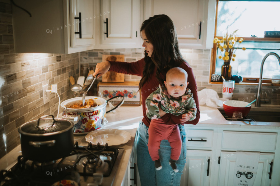 Farm Mom Preparing Field Meals 5031