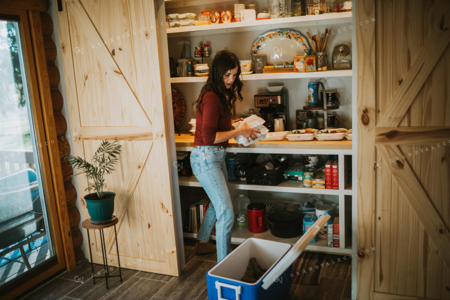 Farm Mom Preparing Field Meals 5032