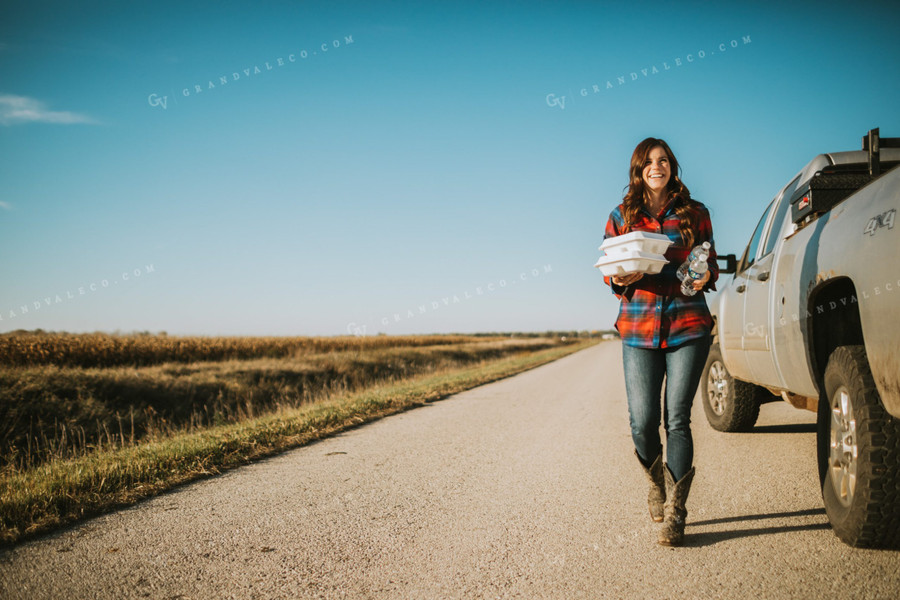 Farm Mom Delivering Field Meals 5039