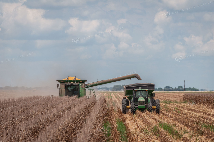 Combine Unloading into Grain Cart 59013