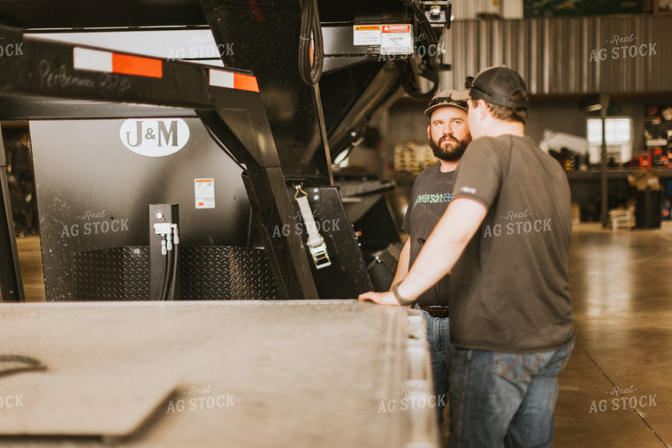 Farmers Talk in Shed 7570