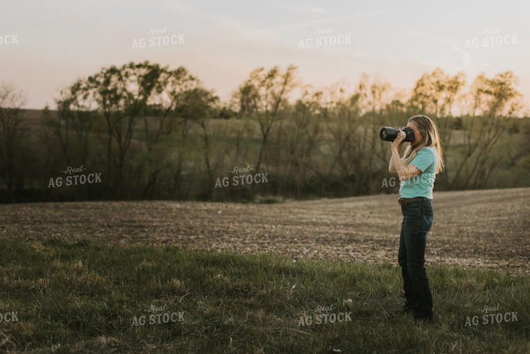 Farm Wife Takes Pictures in Field 7736