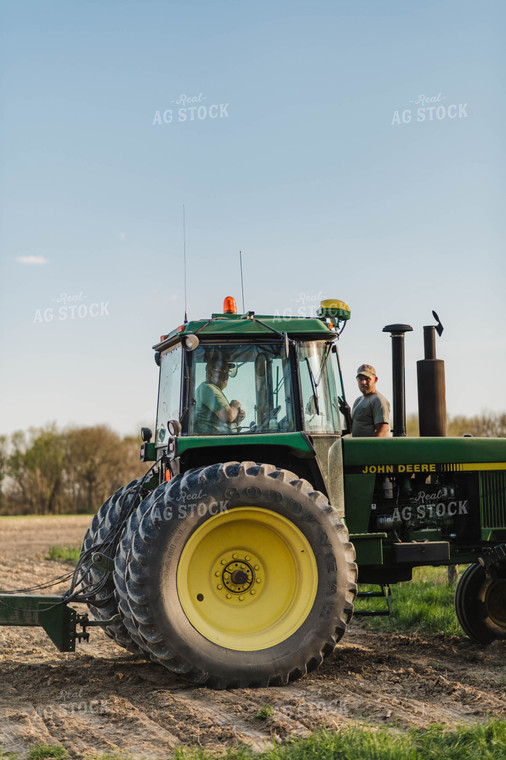 Farmers Talk on Tractor 115070