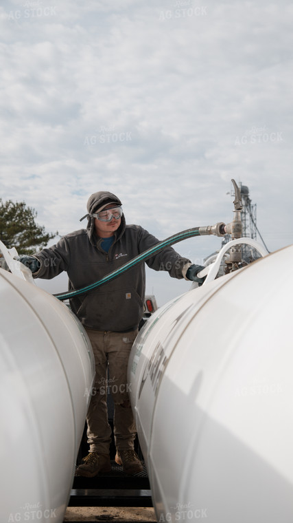 Input Supplier Loads Anhydrous Tanks 26248